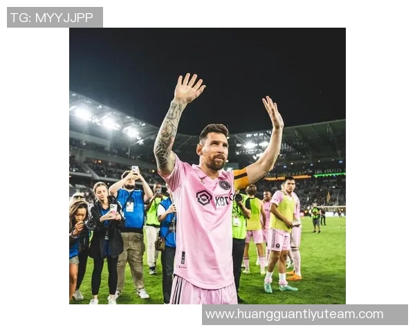 梅西分享与奖杯合影感慨迈阿密赛季的辉煌成就与难忘回忆